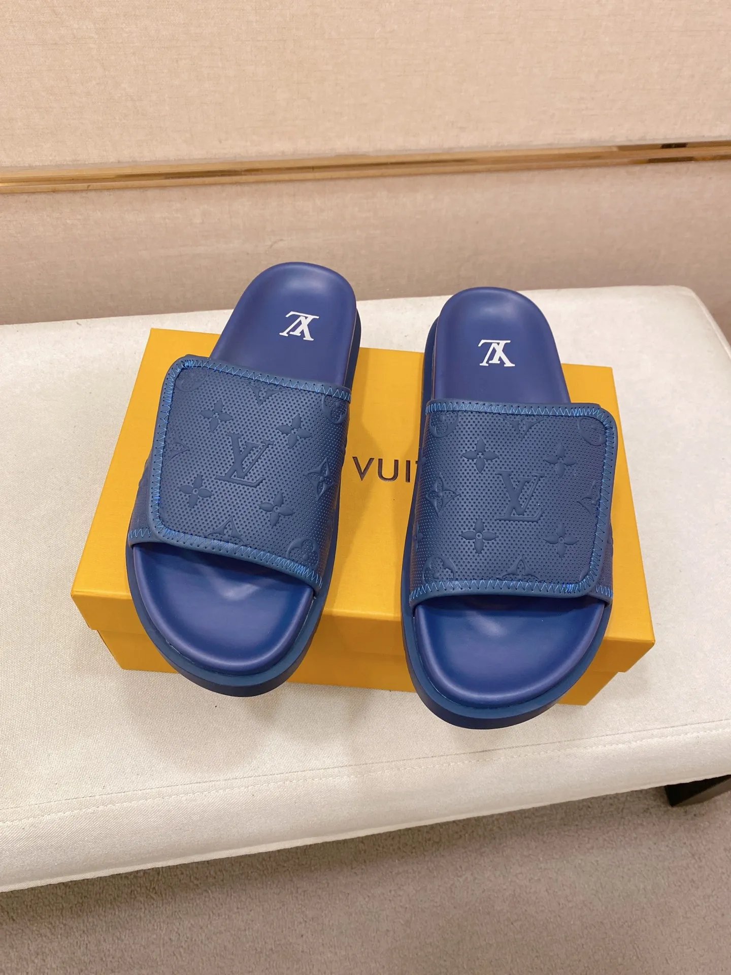Men's shoes💰: 320💰Made by LV🔍Top purchasing agent, men's spring and summer slippers are available at the same counter. The uppers are made of cowhide imported from Italy, with logo graphics and high-quality craftsmanship. Soles: original soles specially provided by the original factory. Exclusive molded soles are super comfortable. Original goods with single order, 🔍🔍high quality, you can enter and exit the counter at will. Welcome to compare, code number 38-44.
